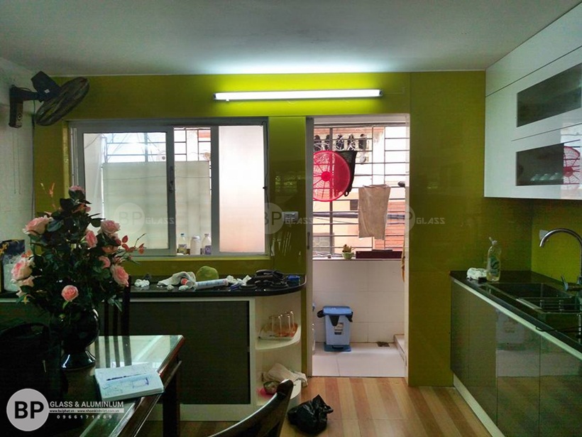 Kính màu ốp tường bếp chú Kiểm 222 Chiến Thắng